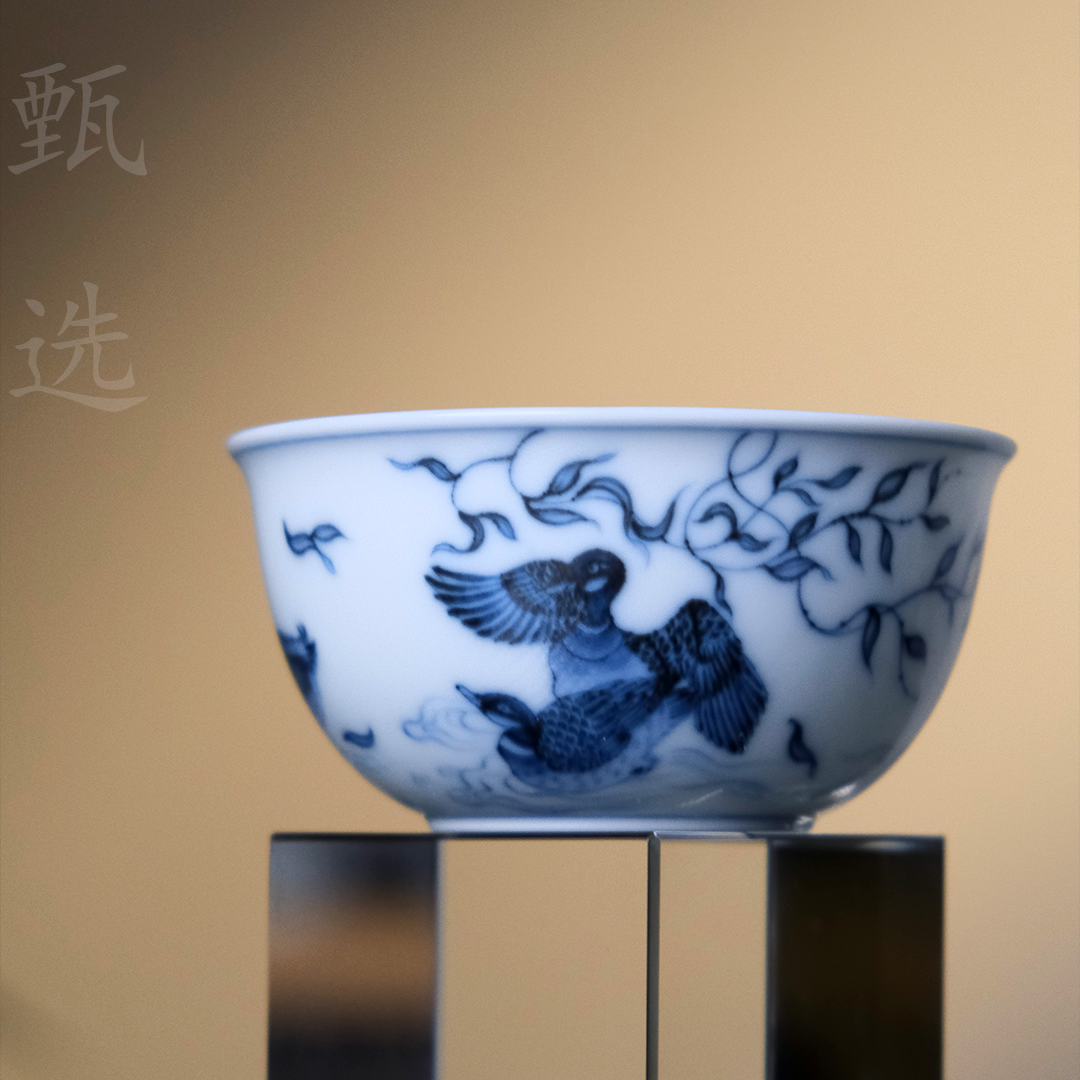 【器度甄选】清本源  内模印柳叶纹外绘青花潭鸭戏水鸡缸杯