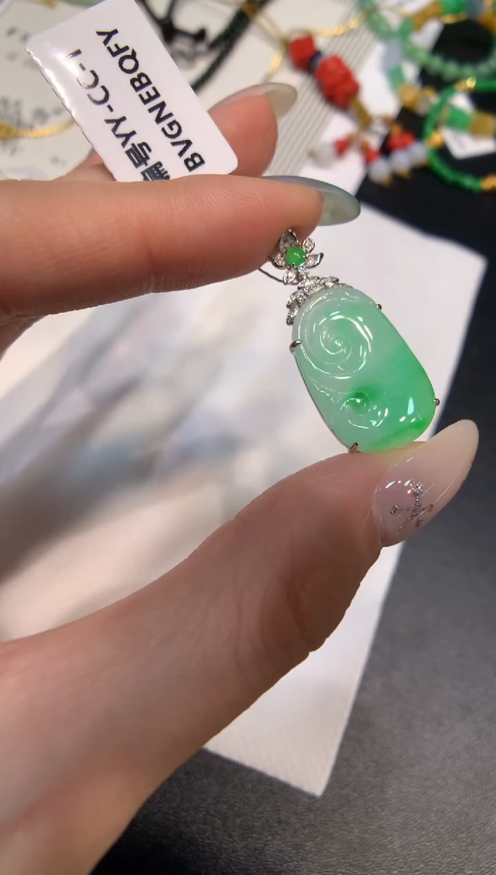 颈饰18K金镶嵌翡翠如意