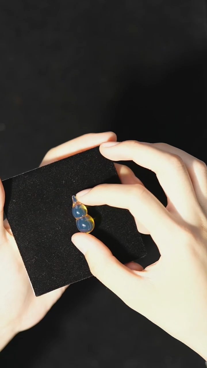 【闪购商品】琥珀裸石未镶嵌天青雕刻件