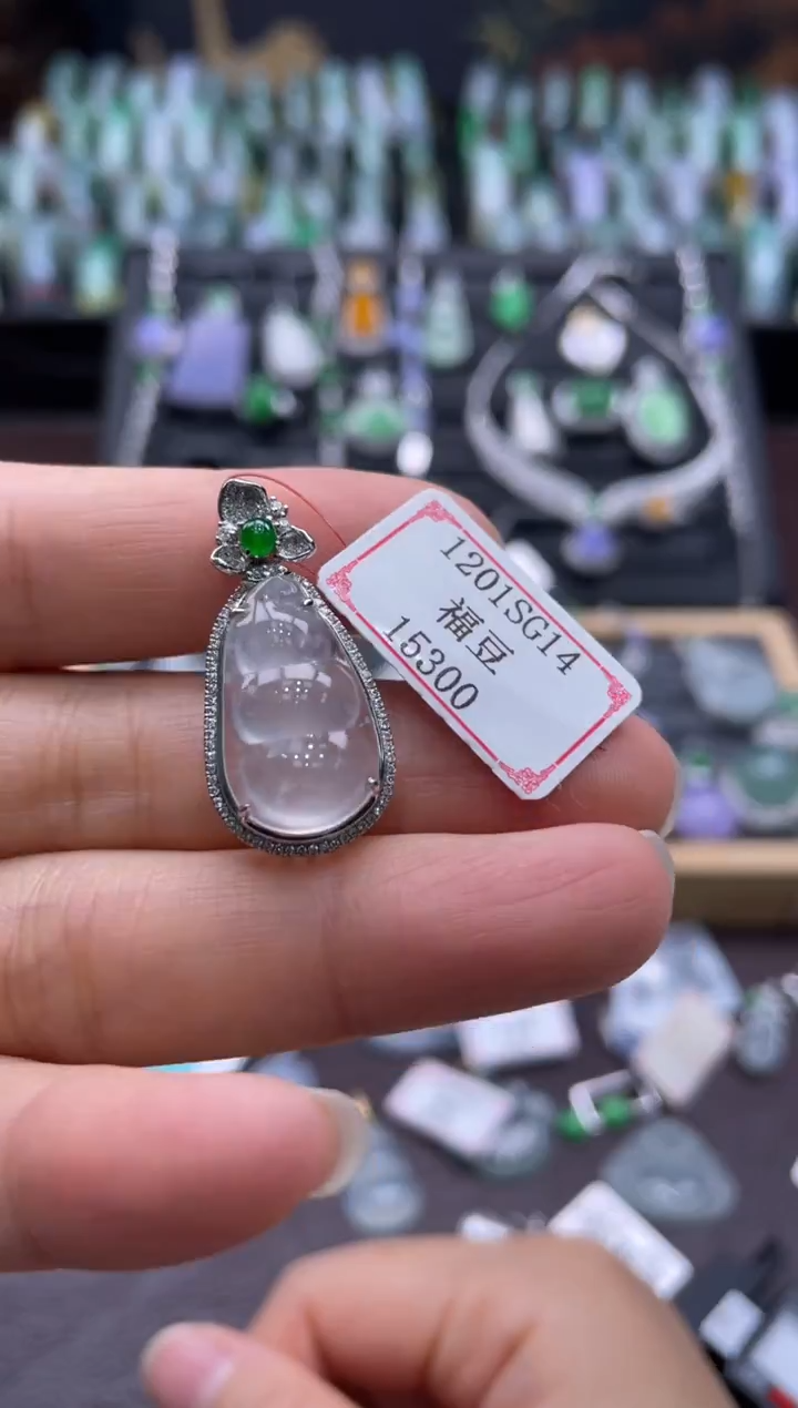 18K金镶嵌挂件翡翠Q1