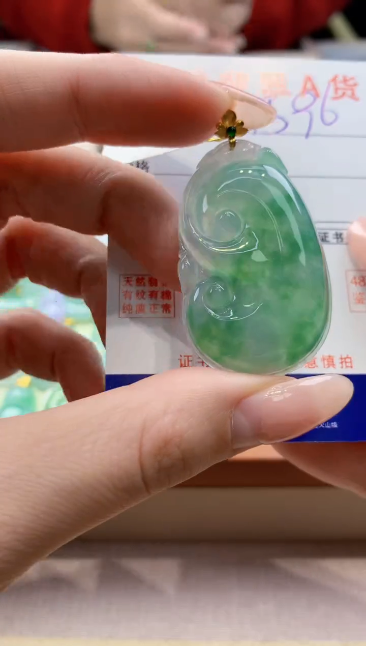 颈饰18K金镶嵌翡翠天然翡翠挂件  