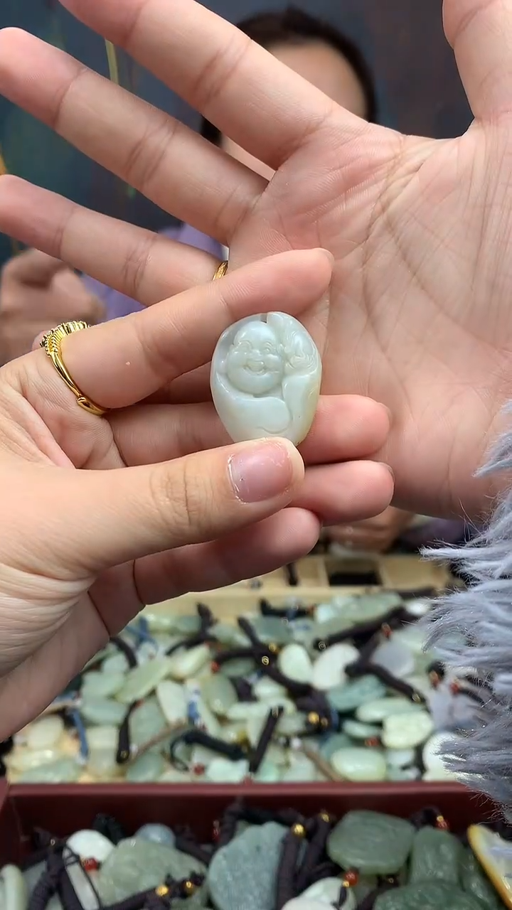 颈饰未镶嵌和田玉（多样性发一件）没有证书有瑕