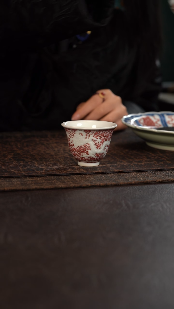 【闪购商品】杯贵红窑釉里红海水龙纹铃铛杯
