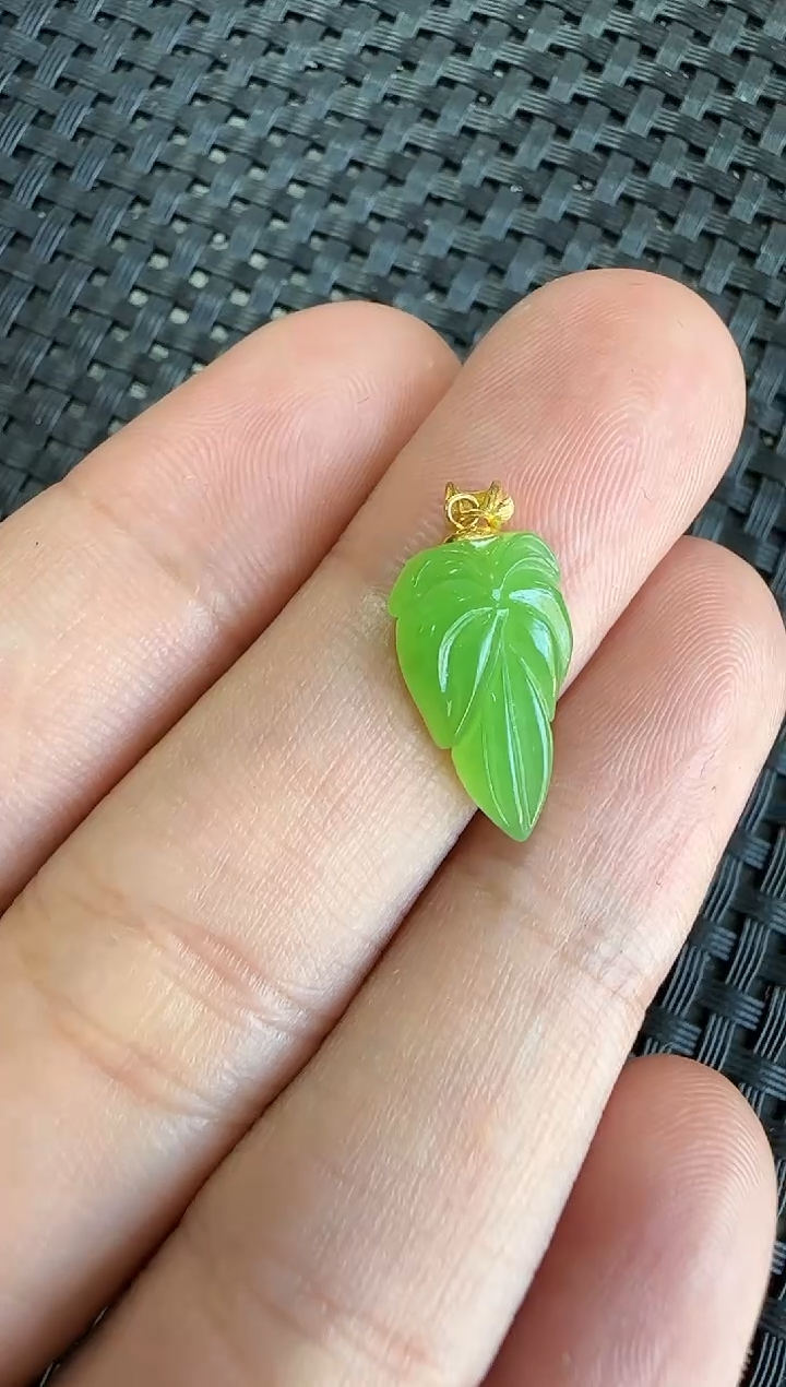 和田玉18K金镶嵌颈饰叶子