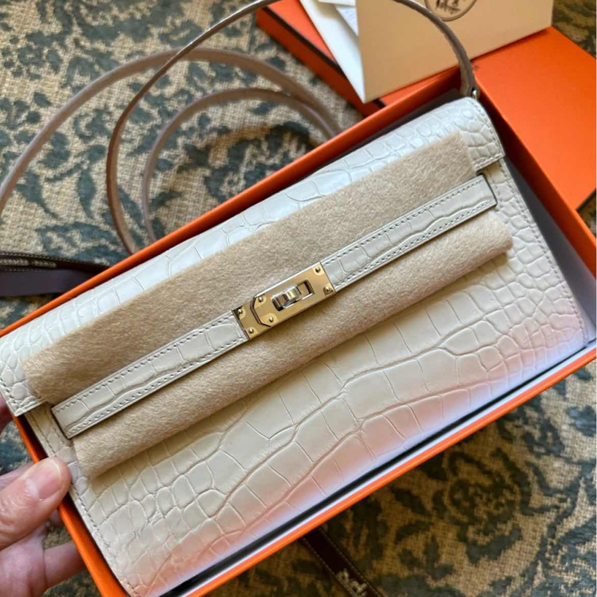 99新 Hermes/爱马仕 小花6珊 Kelly to go冰川白 鳄鱼皮U刻银金扣