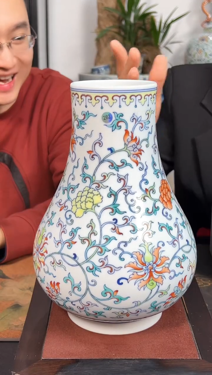 【闪购商品】瓶青花斗彩缠枝莲牡丹福筒尊282