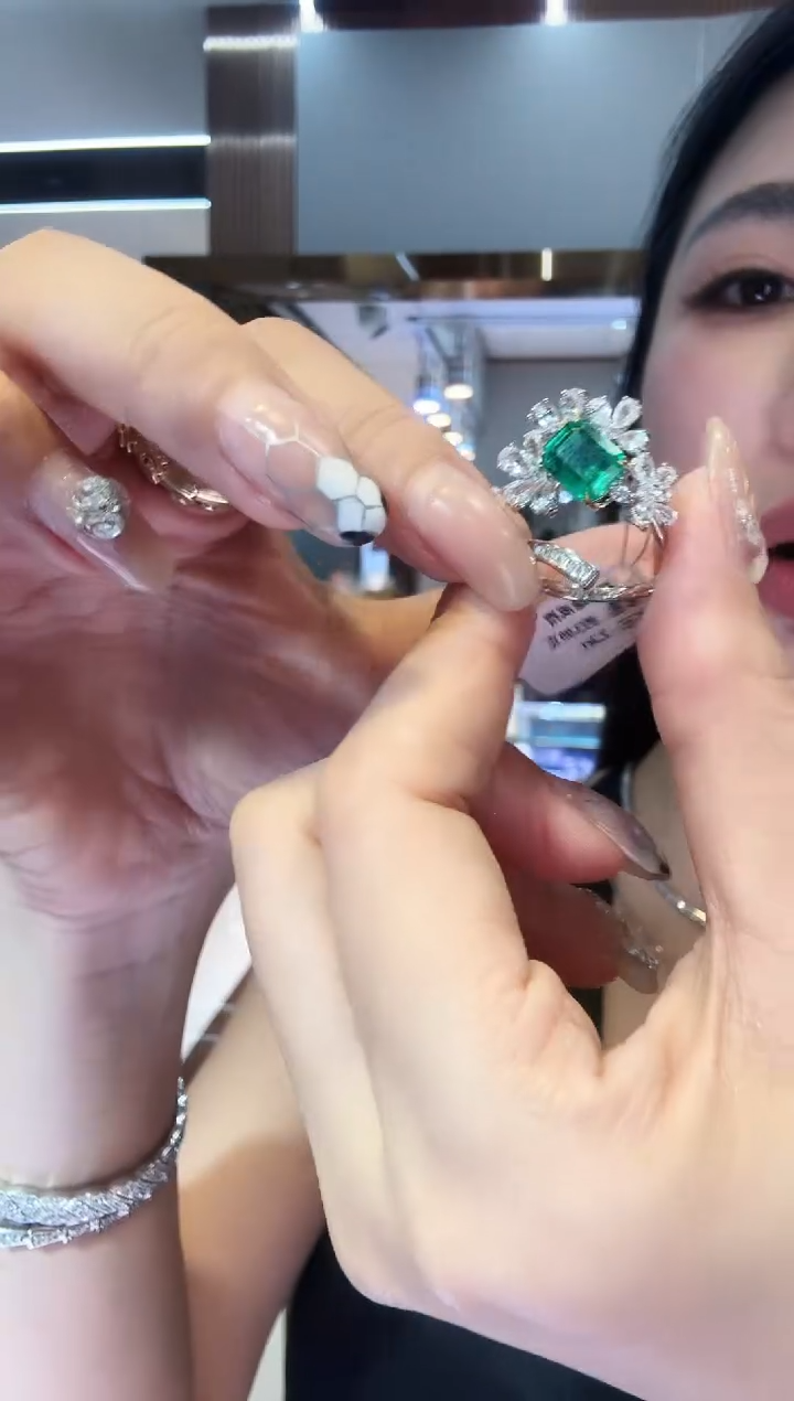 18K金镶嵌戒指祖母绿2.30ct