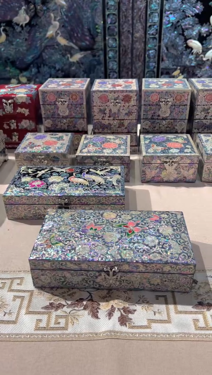 按扣黑金鲍·弘贝雅螺钿漆器文化馆