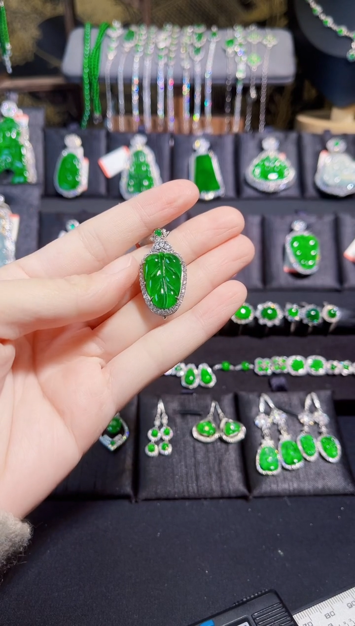 【闪购商品】翡翠颈饰银S925镶嵌叶子吊坠