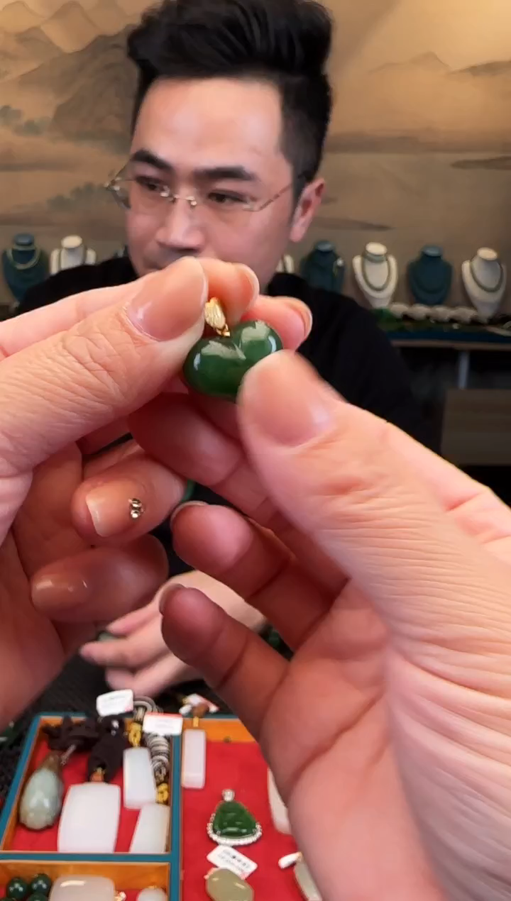 颈饰未镶嵌和田玉屁桃