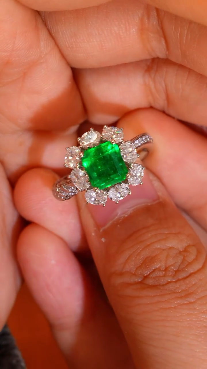 【闪购商品】祖母绿戒指18K金镶嵌1.46克拉