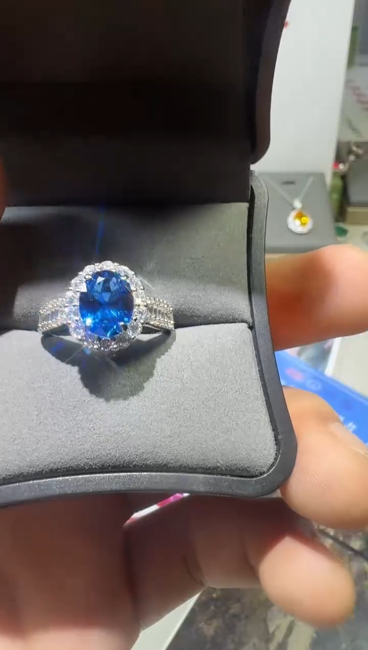 戒指蓝宝石18K金镶嵌2