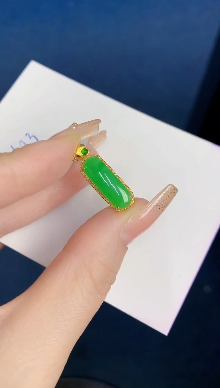 颈饰18K金镶嵌翡翠缅甸天然翡翠A货