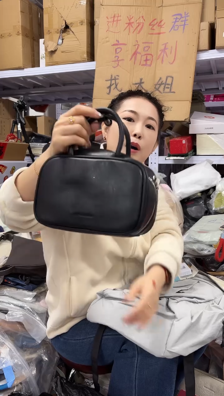 PVC点点小红心 没关注的关注一下主播