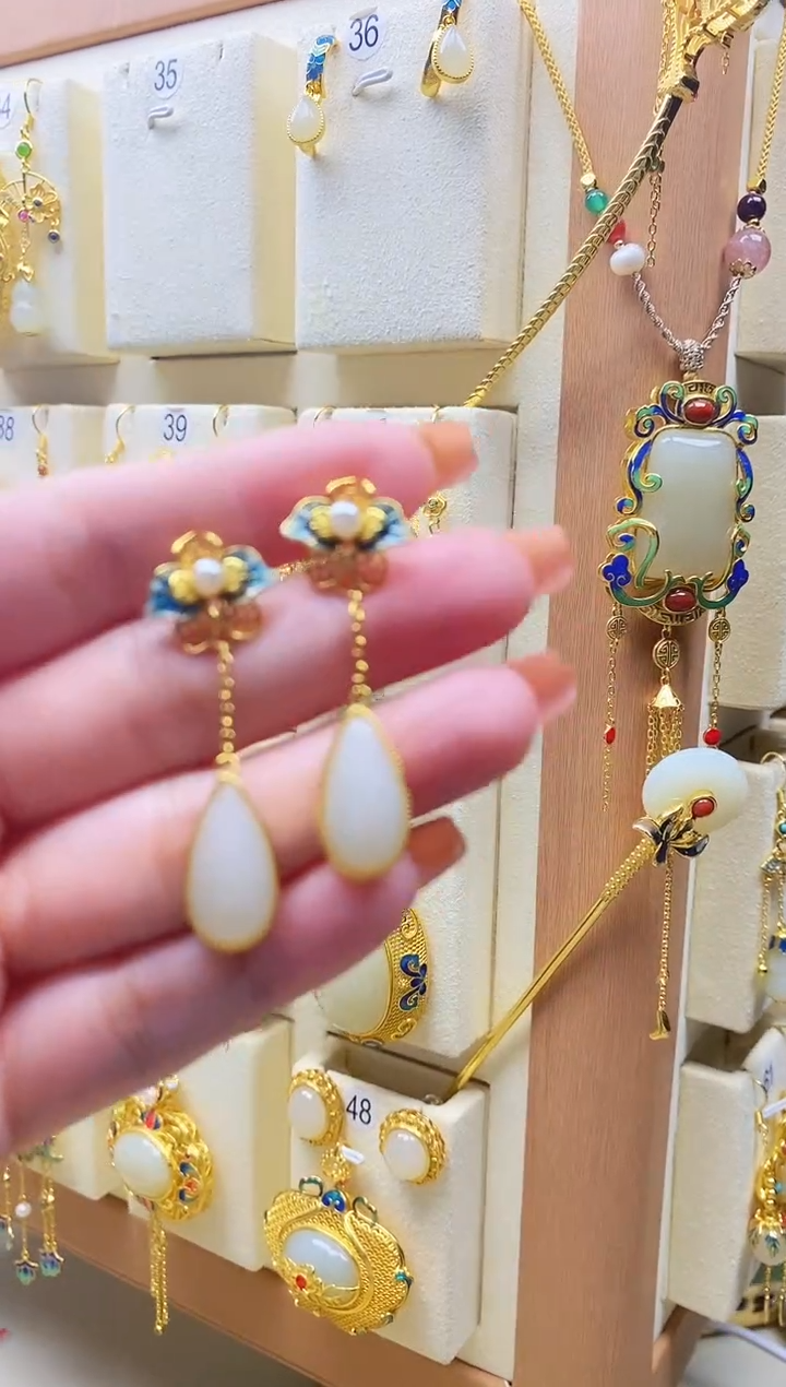 银S925镀金镶嵌和田玉耳饰1