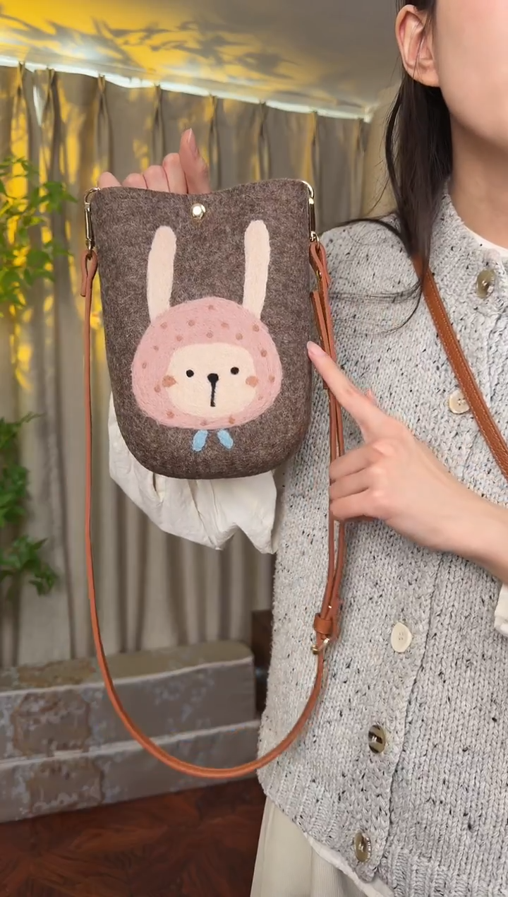 羊毛非遗羊毛毡包 手机包兔子
