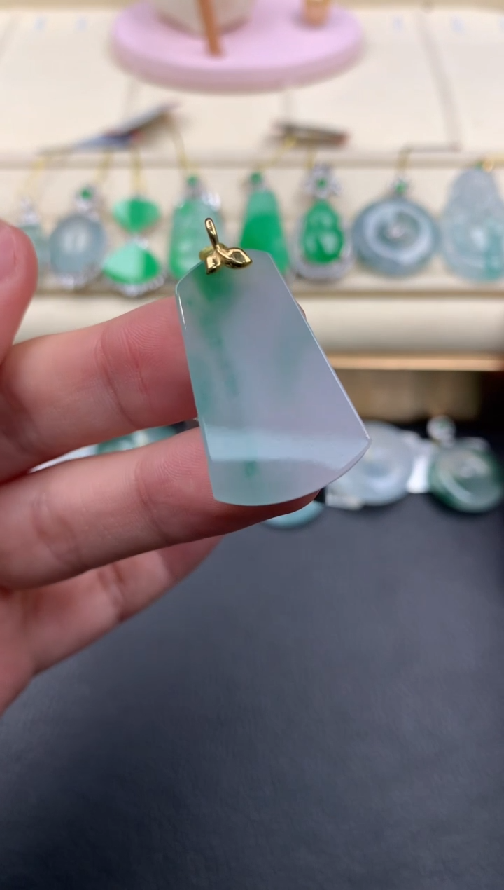 【闪购商品】翡翠挂件18K金镶嵌Q694     