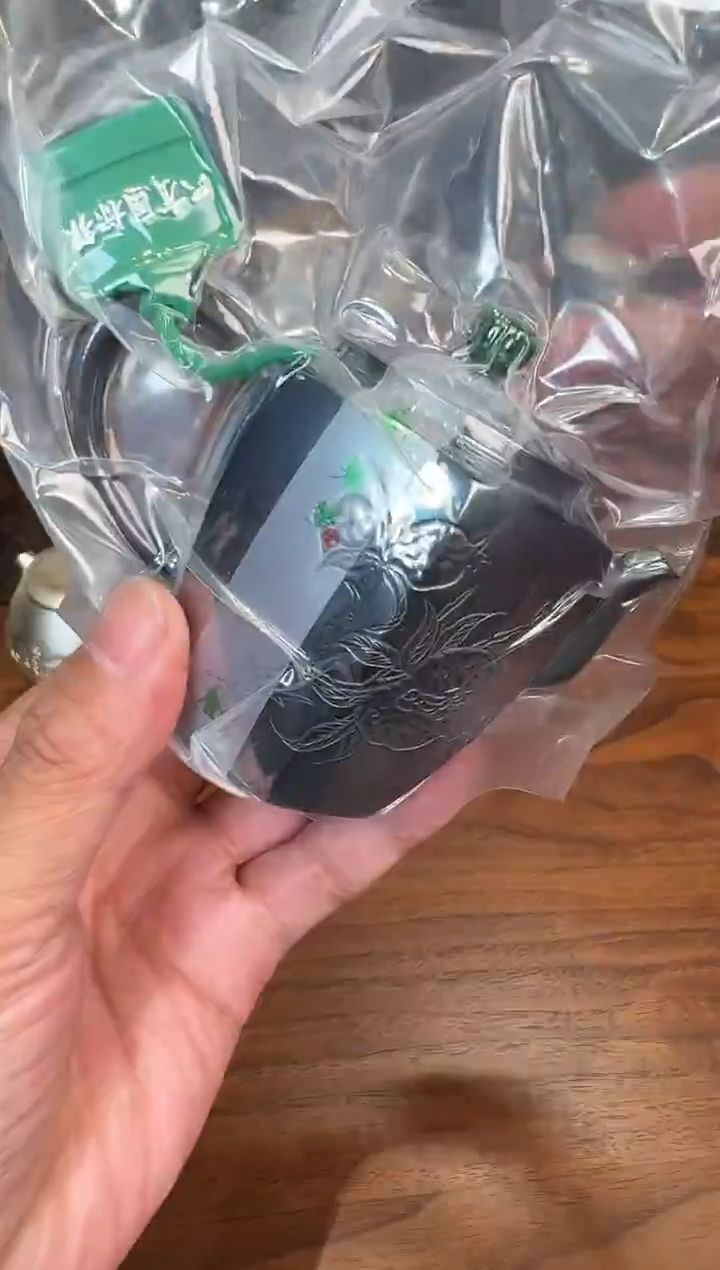 *耐**业呆坐 手敲錾刻玄紫六方石榴壶
