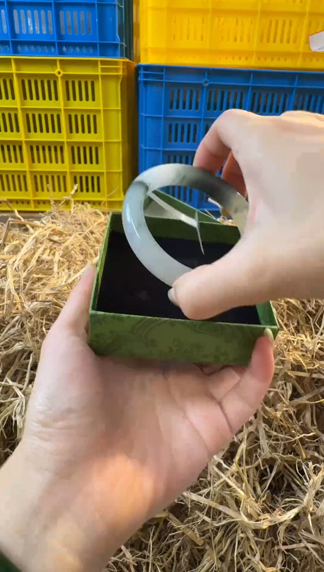 未镶嵌手镯石英质玉手镯