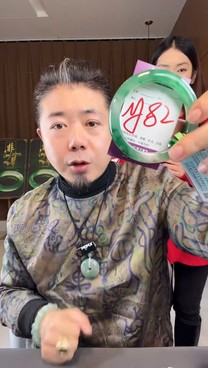 【闪购商品】石英质玉手镯未镶嵌非洲翠