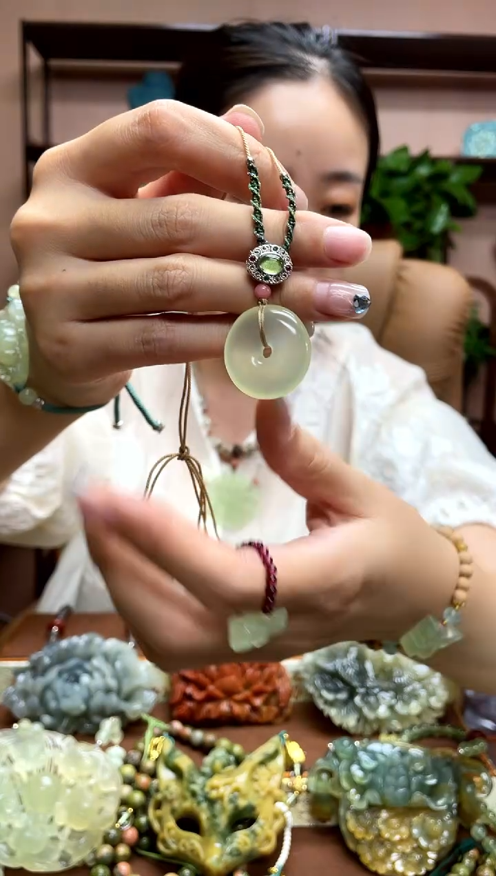 岫玉未镶嵌颈饰·