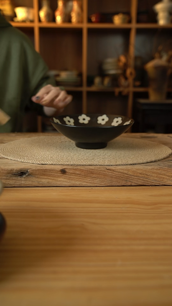 紫色系列的8英寸内刻花斗笠面碗1个