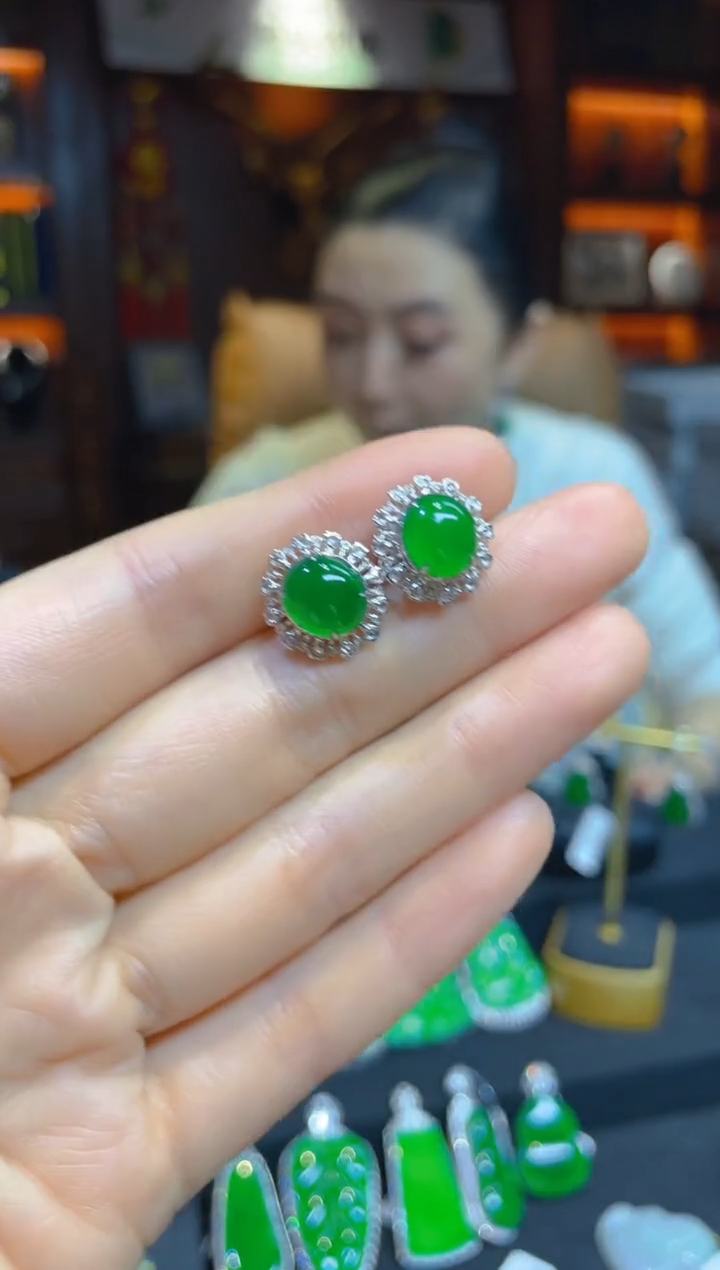 【闪购商品】翡翠耳饰18K金镶嵌119590天然A货翡翠蛋面耳钉