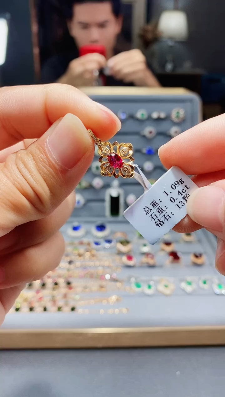 【闪购商品】碧玺颈饰18K金镶嵌0.4..