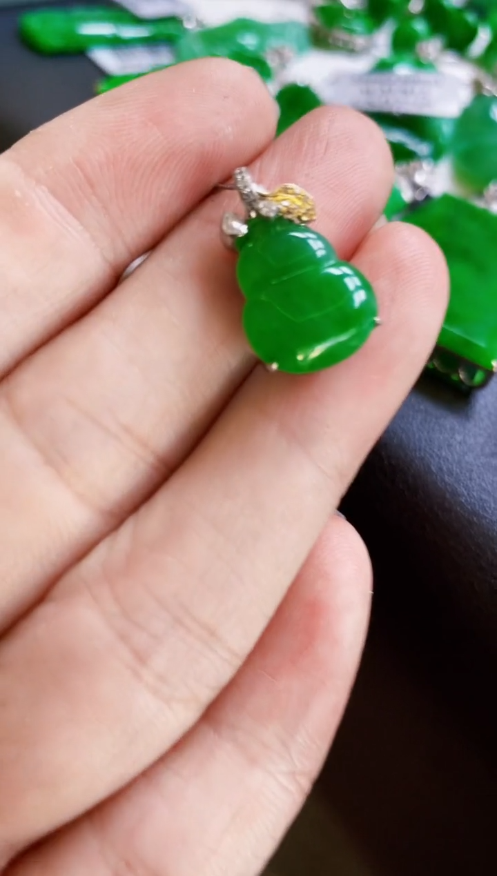 颈饰18K金镶嵌翡翠葫芦