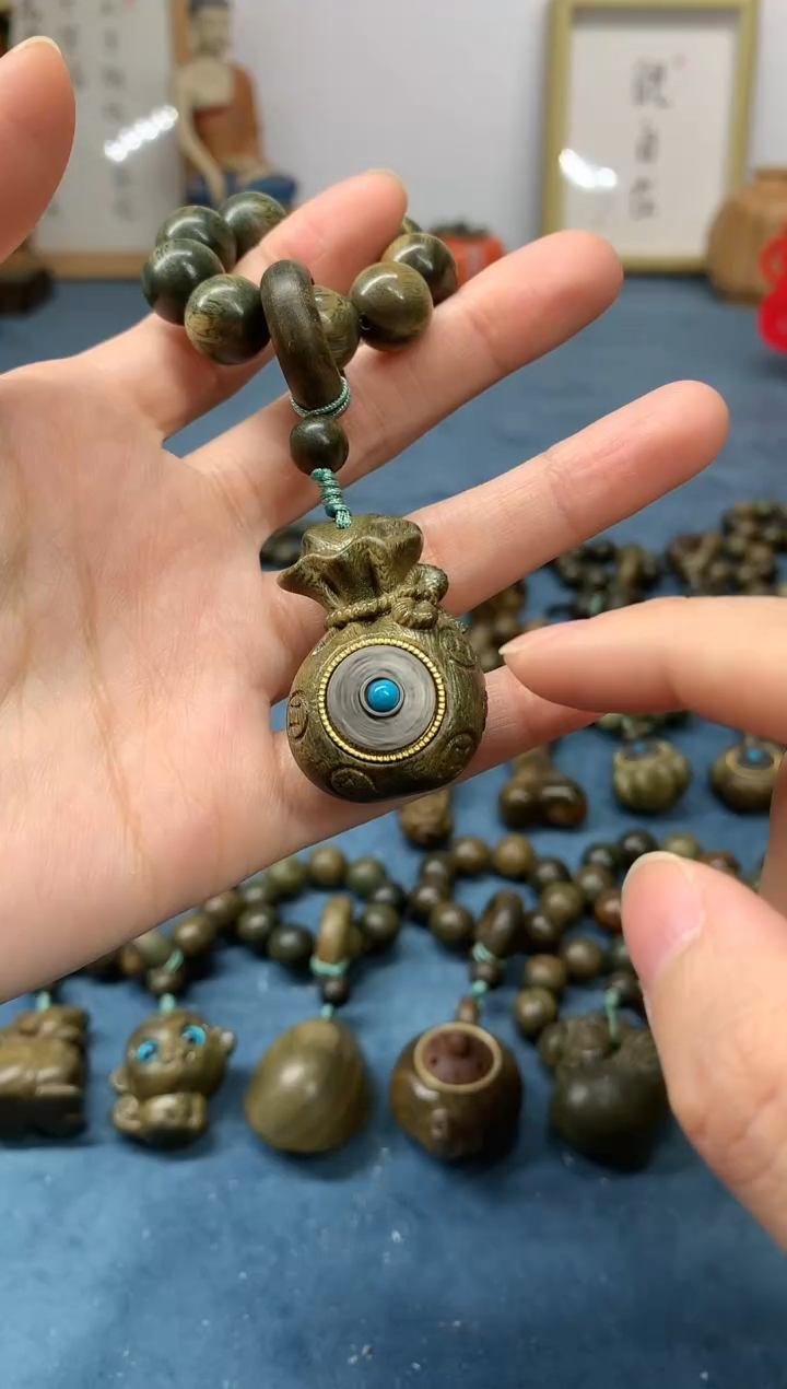 【闪购商品】维腊木（绿檀）把件赚钱袋 盘玩件