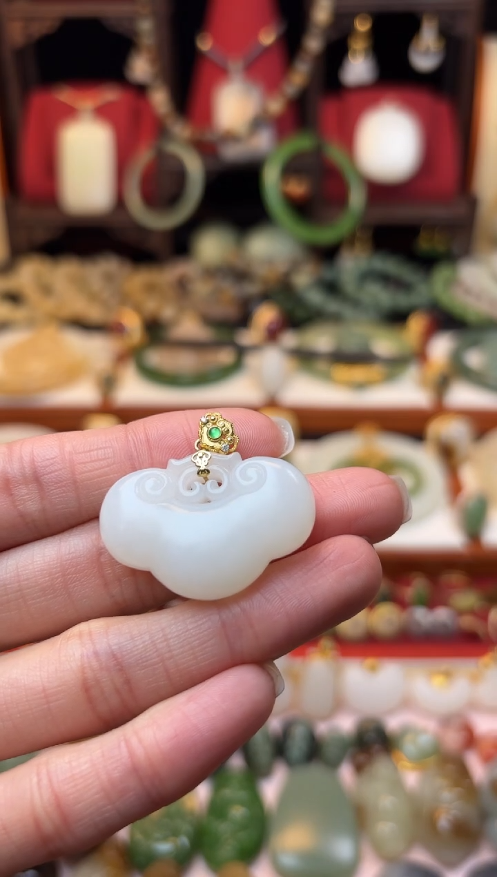 【闪购商品】和田玉挂件18K金镶嵌1