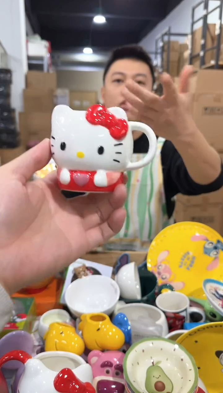 瓷片kt猫抱爱心一口杯