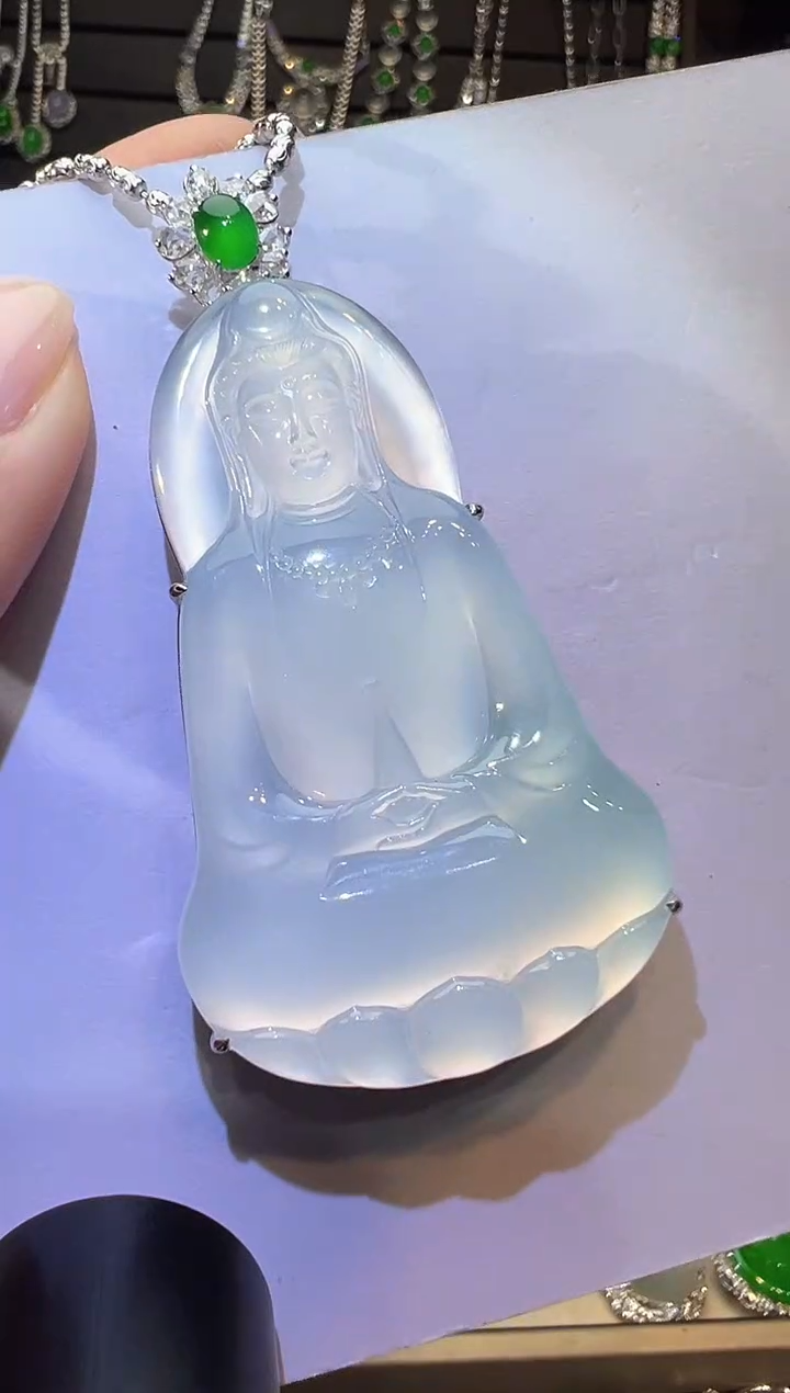 颈饰18K金镶嵌翡翠观音