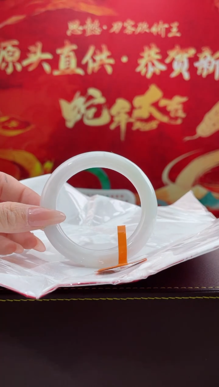 【闪购商品】翡翠手镯未镶嵌18翡翠手镯（微瑕）