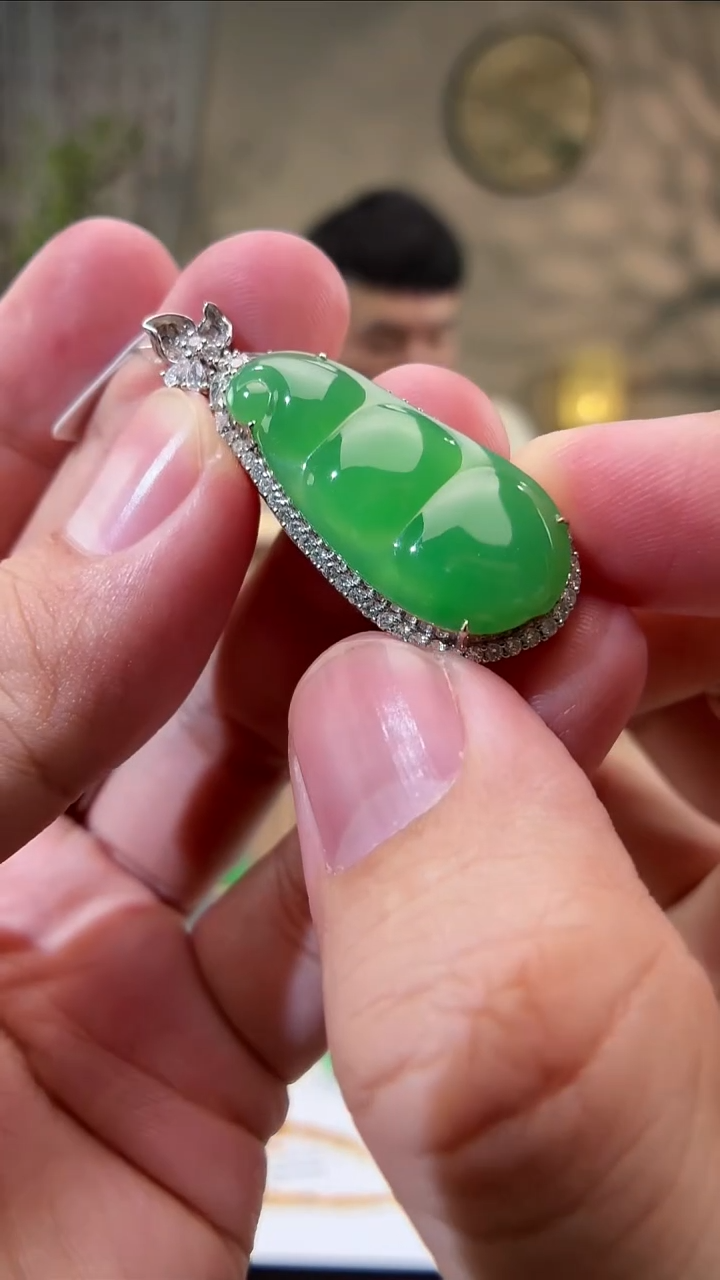 颈饰18K金镶嵌翡翠豆子