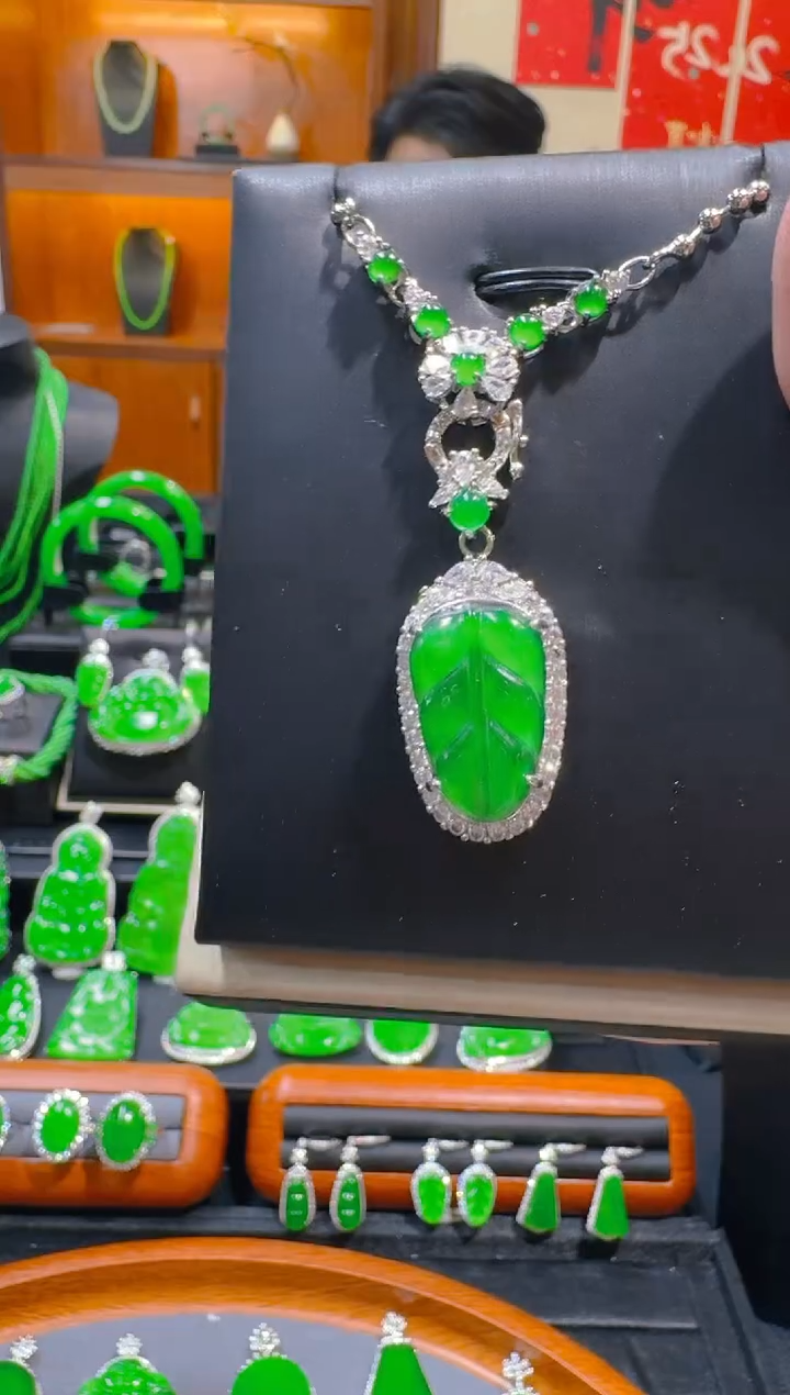 【闪购商品】翡翠吊坠(赠链)未镶嵌天然A货翡翠