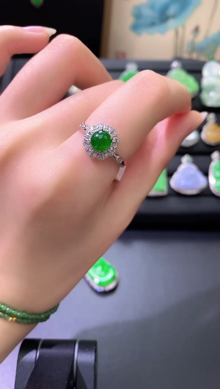 18K金镶嵌戒指翡翠蛋面