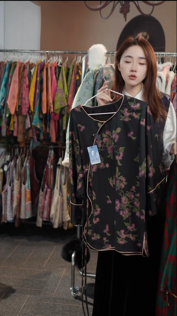 黑底蓝莓太太服     