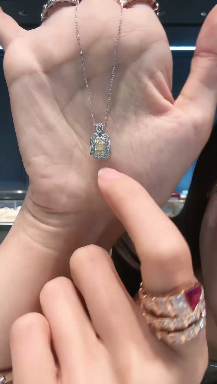 【闪购商品】钻石项链18K金镶嵌香水瓶