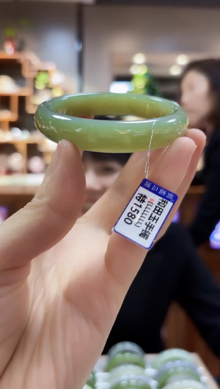 【闪购商品】和田玉手镯未镶嵌54.7微瑕