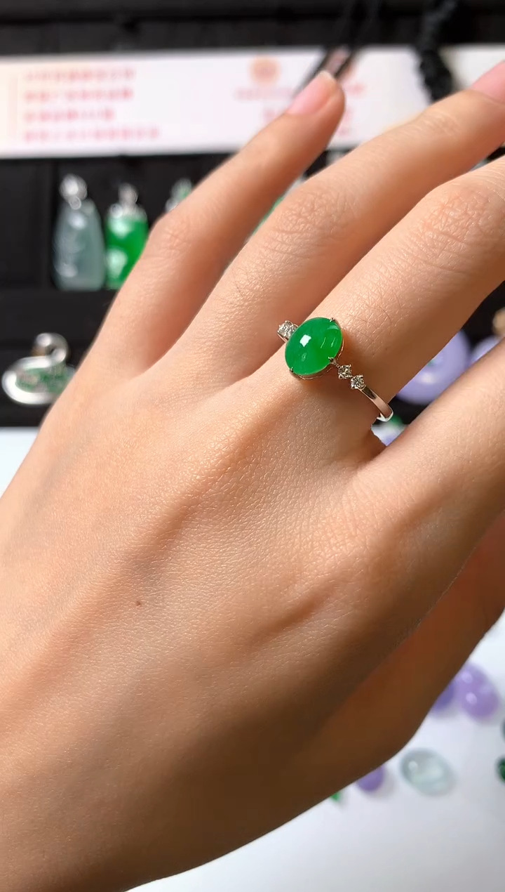 18K金镶嵌戒指翡翠戒指