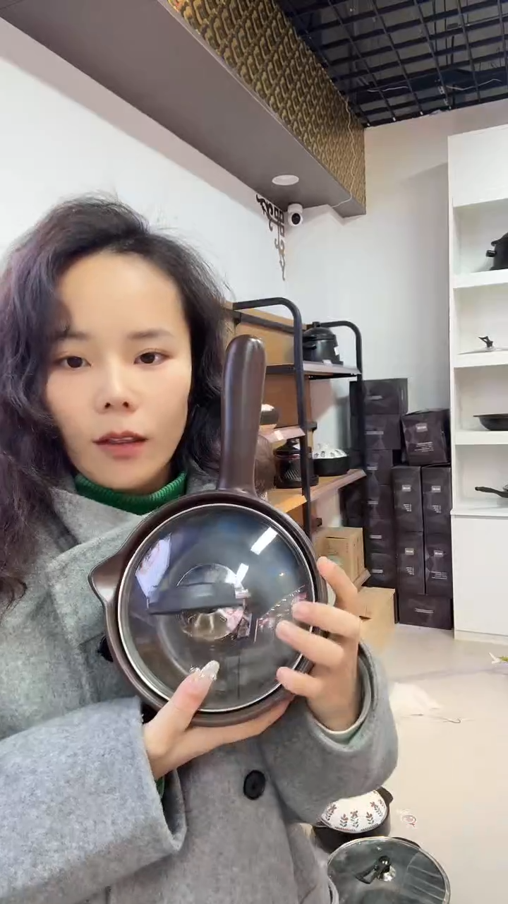 一个装的瓷器的东西一个装的瓷器的奶锅（微瑕款）不退不换