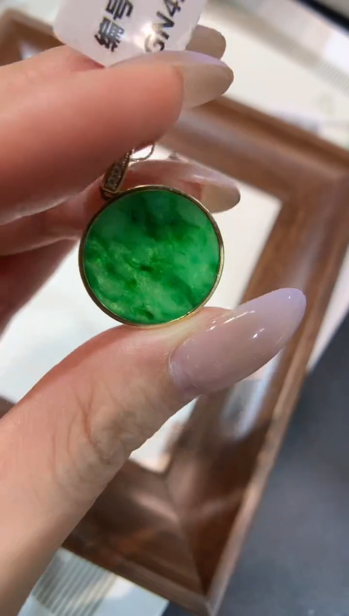 颈饰18K金镶嵌翡翠无事牌