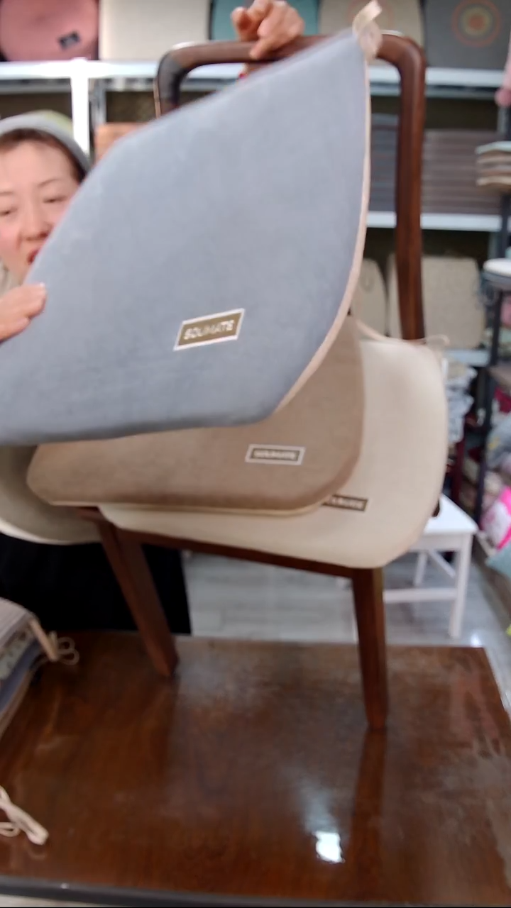 布雪尼尔刺绣：米色2个咖色2个灰色2个共6个