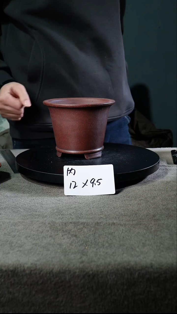 A宜兴紫砂小花盆