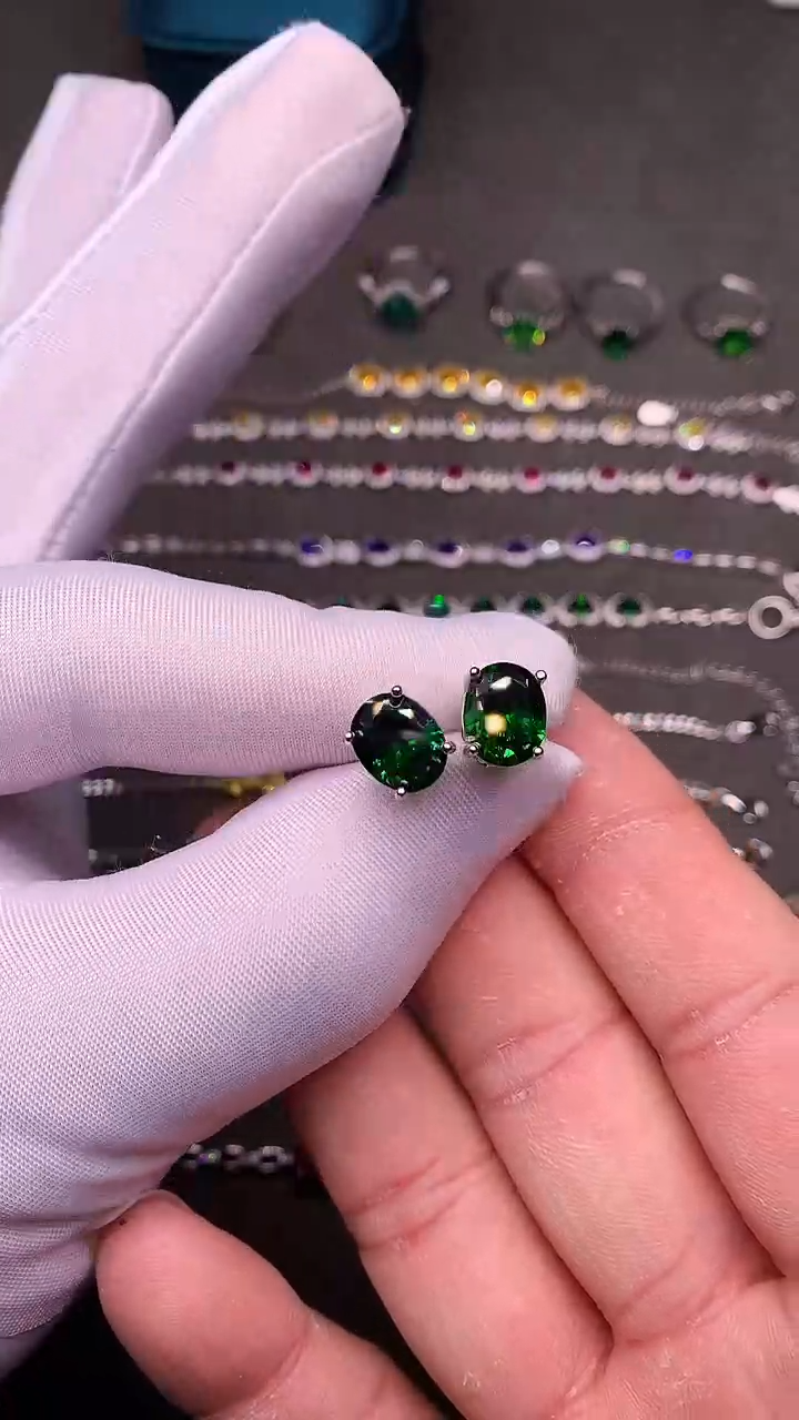 【闪购商品】透辉石耳钉银S925镶嵌......