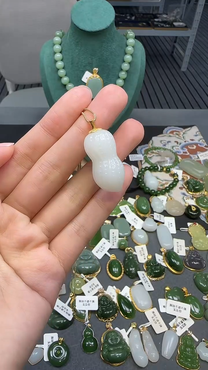 18K金镶嵌和田玉挂件 不含链
