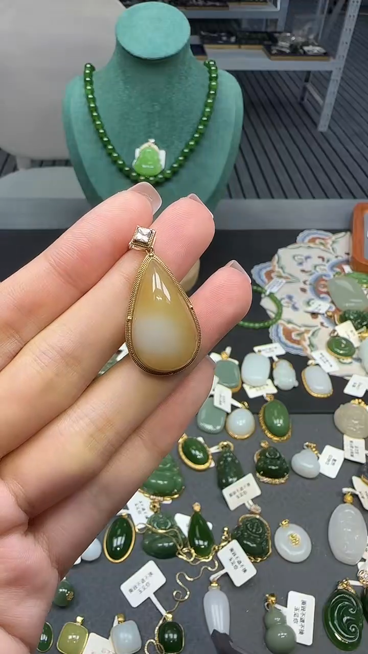 18K金镶嵌和田玉挂件1