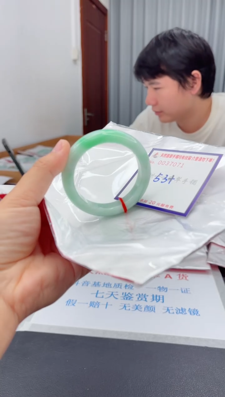 翡翠手镯未镶嵌1