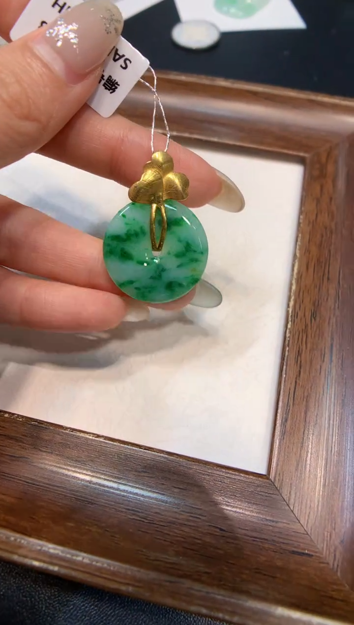 颈饰18K金镶嵌翡翠平安扣